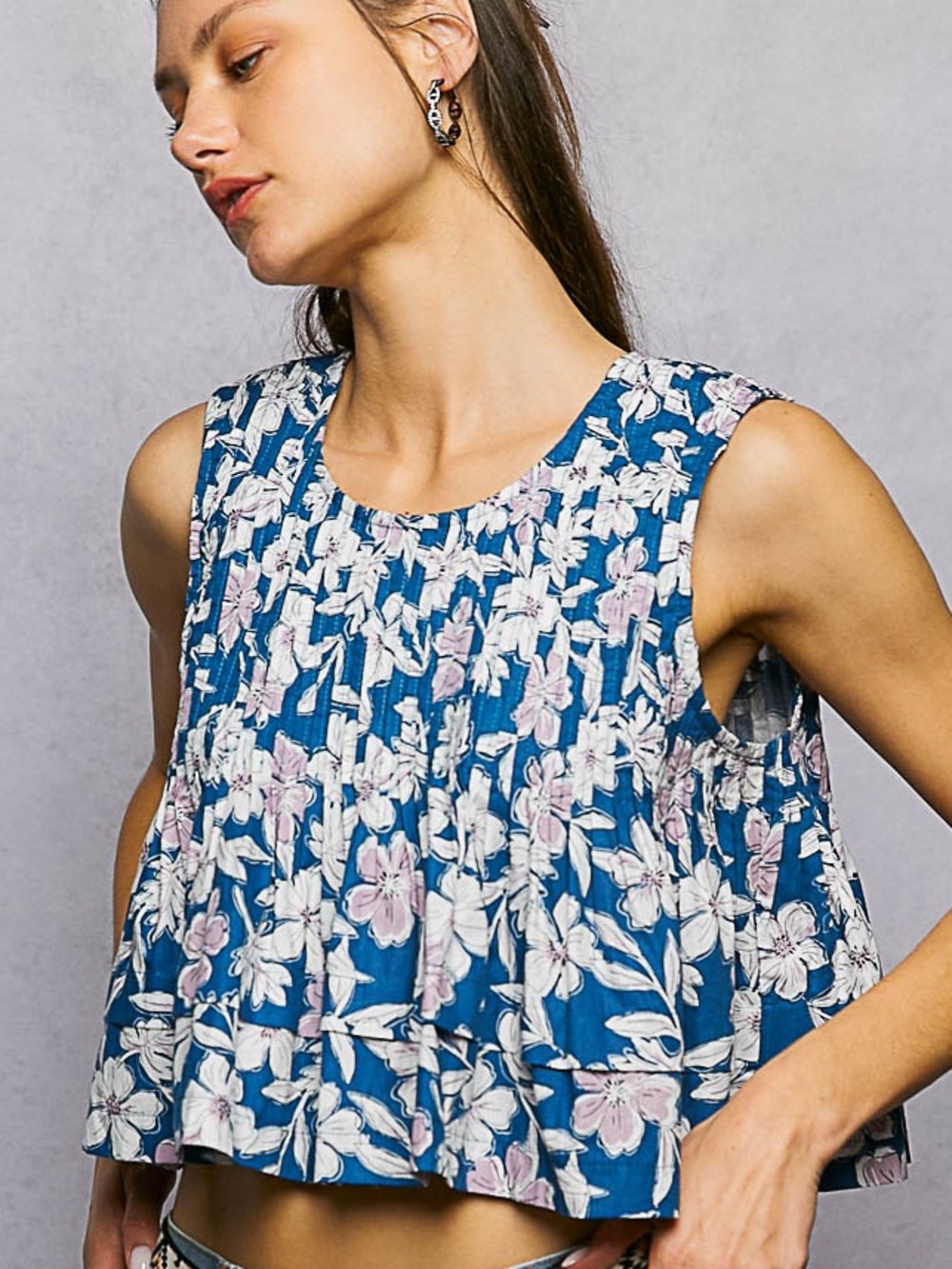 🩵Hello Gorgeous! POL Floral Round Neck Cropped Pintuck Tank - Picture 3 of 11